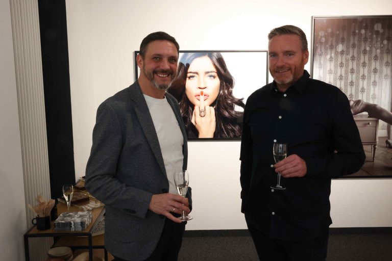 Begeistert: Hans Madella (KABE Farben) und Dominic Kaindl (Frontline Film).