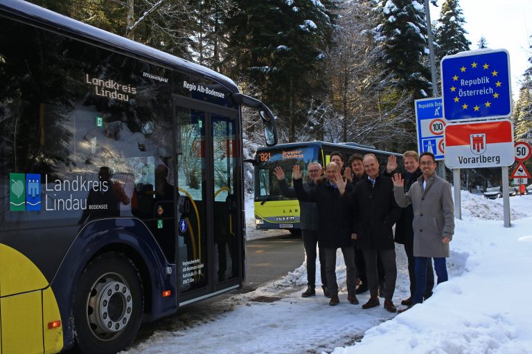 Vertreter aus Politik und Nahverkehr waren am Grenzübergang Scheidegg-Weienried zusammengekommen, um die künftig noch besseren deutsch-österreichischen Busverbindungen zwischen Bodensee, Allgäu und Bregenzerwald zu würdigen.<span class="copyright"> bodo/Felix Löffelholz</span>