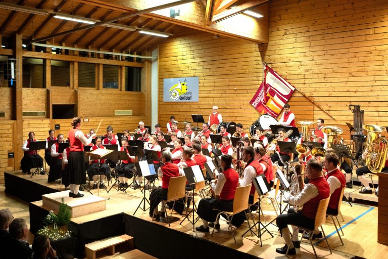 50 Großdorfer Musikantinnen und Musikanten boten ein begeisterndes Jahreskonzert.