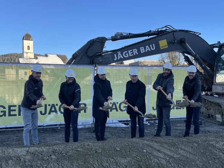 Thomas Horn (Generalunternehmerbau, Jäger Bau), Hannes Ganahl (Planung, Jäger Bau), Landesrat Marco Tittler, Bürgermeister Thomas Lampert, Geschäftsführer Thomas Lang (Jäger Bau) und Rainer Gehrmann (Hoch- und Tiefbau, Jäger Bau) beim offiziellen Spatenstich. <span class="copyright">VN/HARTMANN</span>