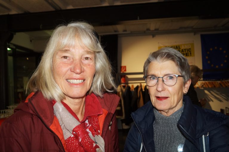 Christiane Zirkel und Brigitte Trojan waren gespannt auf die Diskussion.
