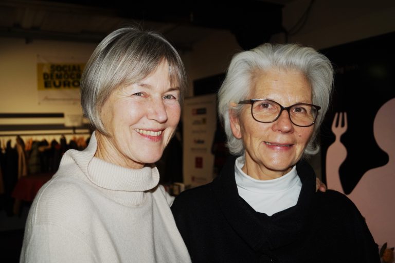 Christine Schneider und Irmgard Mader freuten sich auf einen interessanten Abend.