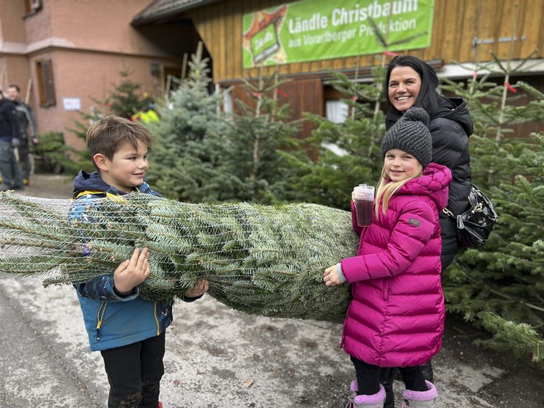 Cooler Baum und heißes Getränk bei Ben, Elina und Annette Burtscher.