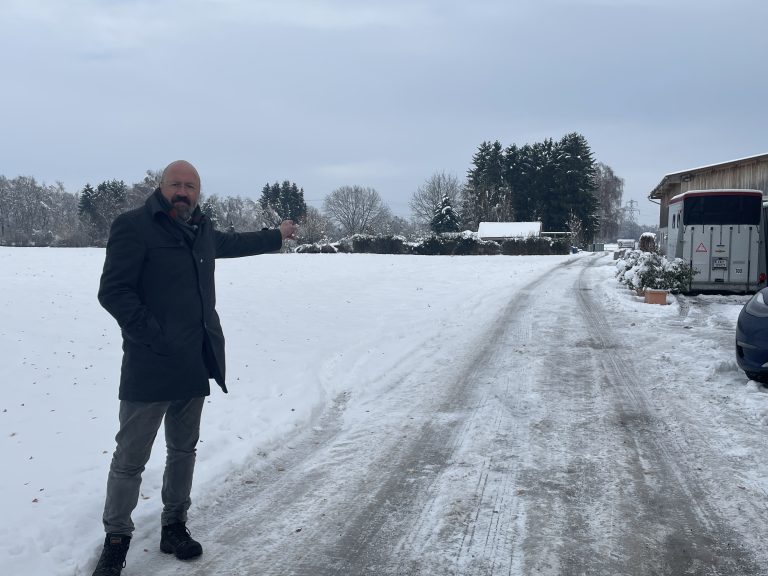 Bernie Weber setzt sich mit einer Bürgerinitiative gegen den Schwerverkehr im Naherholungsgebiet ein.