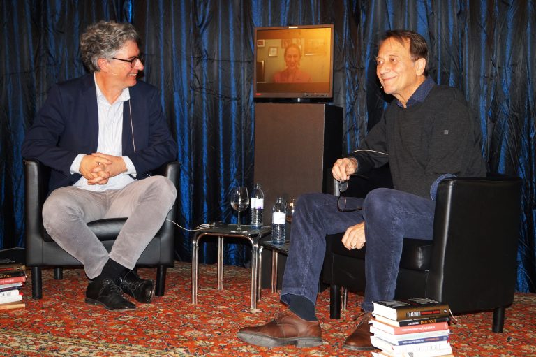 Jürgen Thaler, Leiter des Felder-Archivs, und Musiker Gerald Futscher diskutierten gemeinsam mit der Schriftstellerin Verena Rossbacher, die per Bildschirm aus Berlin zugeschaltet war, über aktuelle Buch-Trends.<span class="copyright"> YAS/10</span>