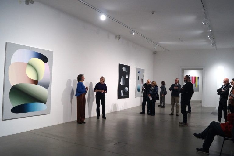 Viele Kunstinteressierte kamen zur Vernissage in den Bildraum Bodensee.