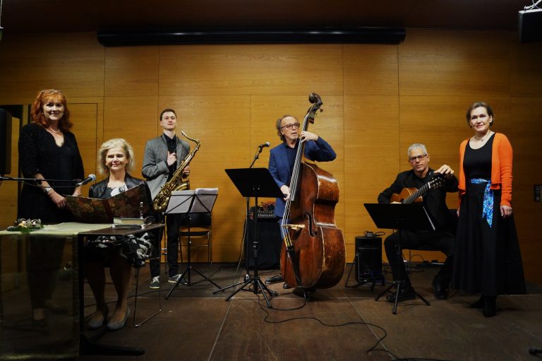 Ein Abend voller festlicher Klänge und emotionaler Momente, gekrönt von den mitreißenden Performances des Jazzensembles und der bezaubernden Stimme Birgit Plankels.