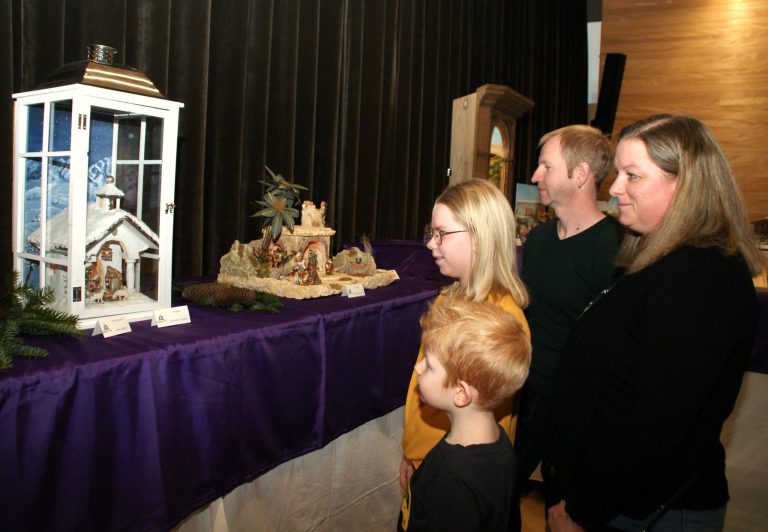Die Bucher Krippenausstellung sorgte auch heuer bei den Familien für neugierige Blicke. <span class="copyright">MST/8</span>