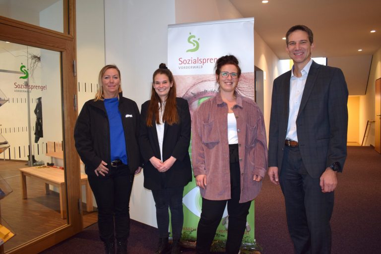 Fahrzeugübergabe in der sozialen Kompetenzstelle der Region: Alexandra Fink, Laura Bereuter, Julia Wohlgenannt und Robert Feuerstin (v. l.).