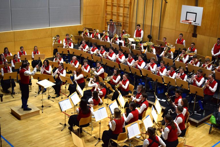 76 Lingenauer Musikanten und Musikantinnen boten einen interessanten Konzertabend.
