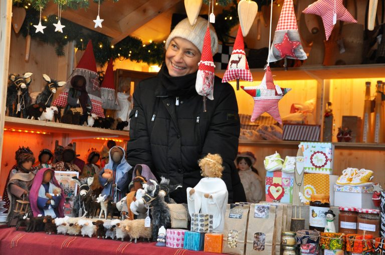Noch bis Weihnachten ist Natalie Moosmann in ihrem Wissen-macht-stark-Hüttle am Dornbirner Christkindlemarkt anzutreffen. <span class="copyright">Laurence Feider</span>
