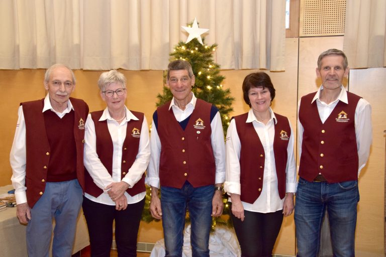 Klaus und Marlies Kuster, Manfred Fiel, Elisabeth und Franz Burger wurden für 25-jährige Mitgliedschaft zum Krippenbauverein Innermontafon geehrt.