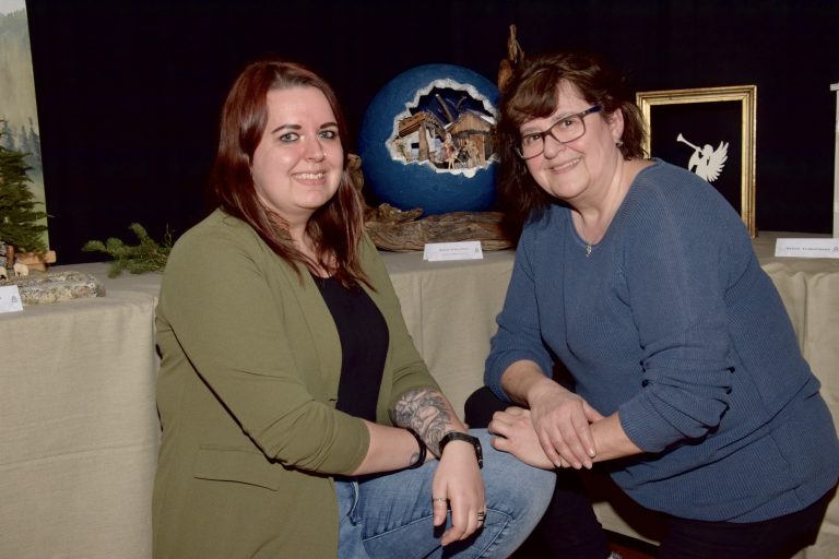 Nadine Steflitsch mit ihrer Mutter Monika Steflitsch und der Kugelkrippe.