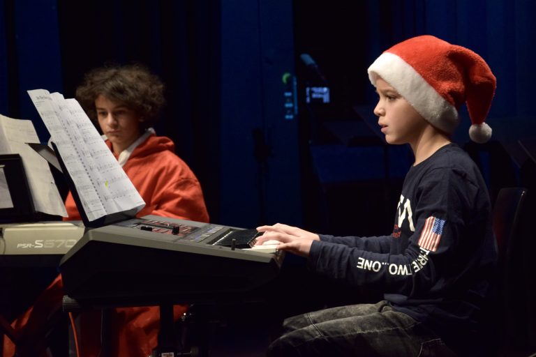 Voll konzentriert war dieser Schüler am Keyboard.