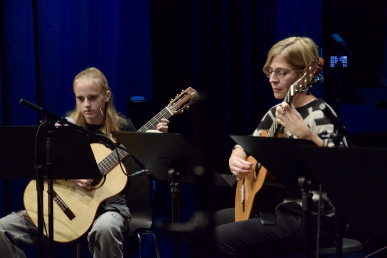 Lehrerin Daniela Ossenbrink mit einer Gitarrenschülerin.