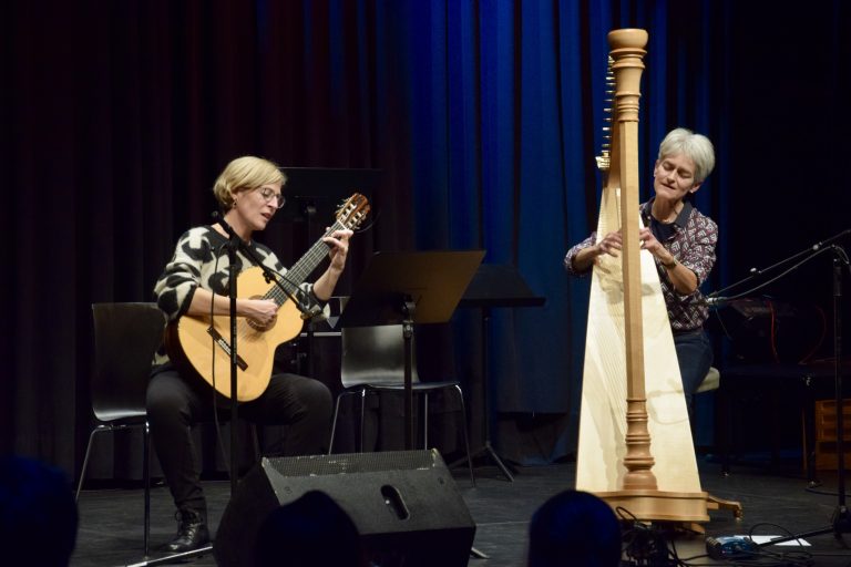 Lehrerinnen Daniela Ossenbrink (Gitarre) und Gertrud Kaufmann-Greiner (Harfe).