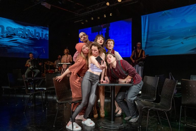 Überzeugt haben die Darstellerinnen Zeynep Alan, Michaela Bilgeri, Isabella Jeschke, Thomas Kolle, Elias Hirschl und Babett Arens