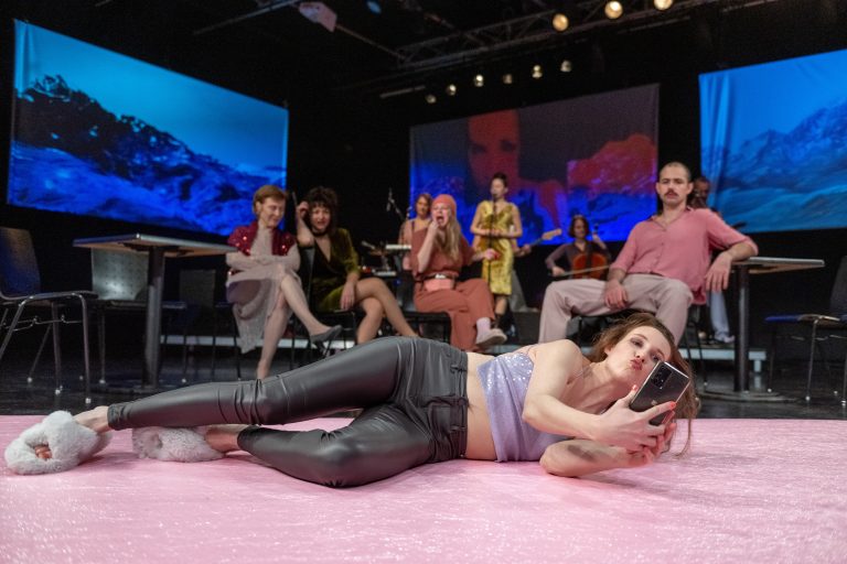 Es ist ein dynamisches Stück, mit viel Bewegung, viel Sound und vielen einzelnen Textbausteinen.