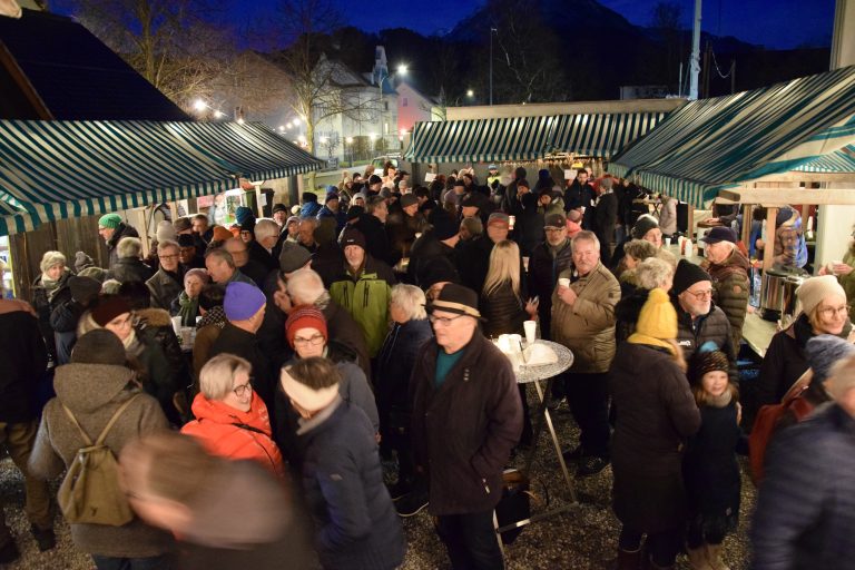 Der Adventmarkt verzeichnete großes Besucherinteresse.