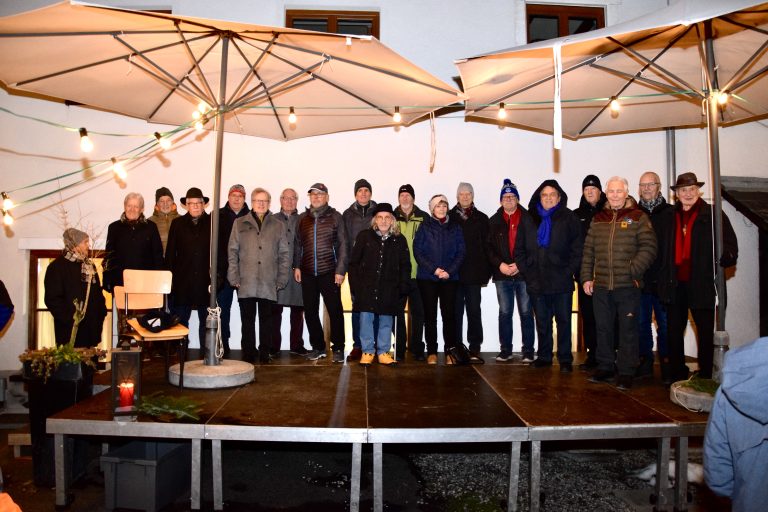 Mitglieder des Bludenzer Liederkranzes unter der musikalischen Leitung von Maestra Eva Braito nach ihrem Auftritt am Adventmarkt.