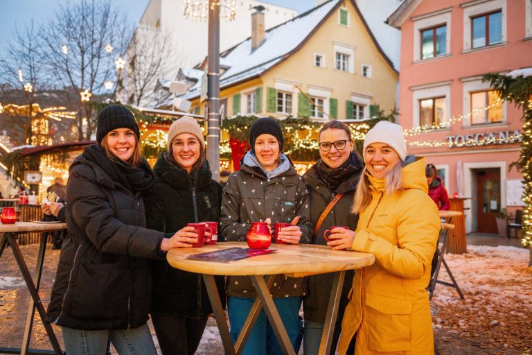 Gute Laune auf dem Bregenzer Weihnachtsmarkt.<span class="copyright"> VN/Rhomberg</span>