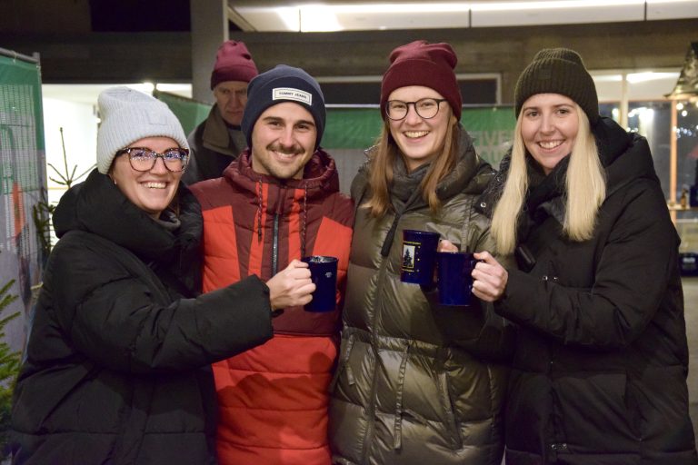 Raphaela Klotz, Lukas Türtscher, Magdalena Kaufmann und Laura Galehr genossen die Nüziger Weihnacht. <span class="copyright">alle bilder:SCO</span>