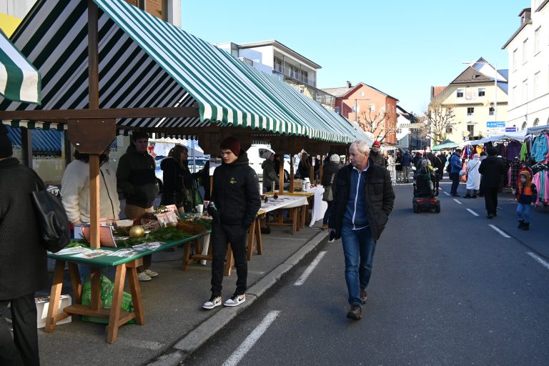 HAK-Schüler präsentierten auf dem Wintermarkt ihr Suppenkochbuch.