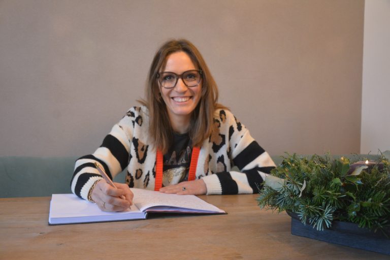 Patricia Wagner hört bei den Erzählungen der Liebespaare ganz genau hin, damit sie am Ende ihre Liebesgeschichte authentisch wiedergeben kann. <span class="copyright">BVS</span>