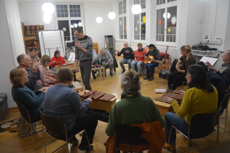 Die inklusive "All Stars Inclusive Band" veranstaltete eine weihnachtliche Mitmachfeier in der Musikschule.  <span class="copyright">bvs</span>