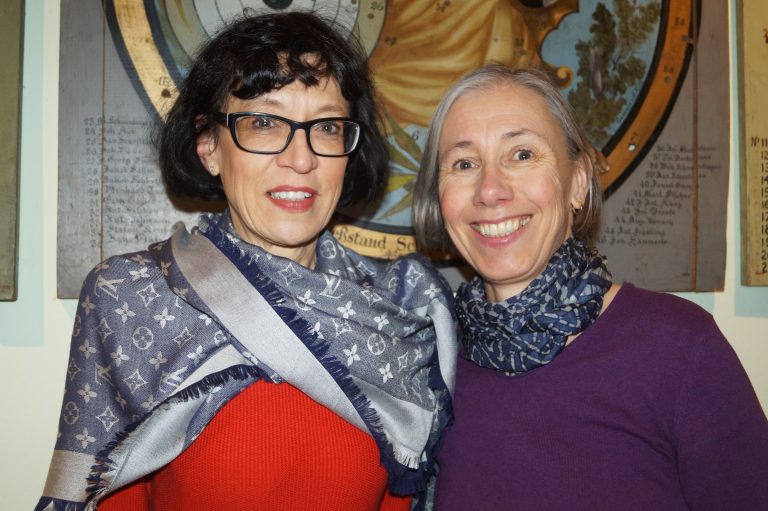 Dagmar Böhler und Karin Groiß freuten sich auf einen stimmungsvollen Abend.