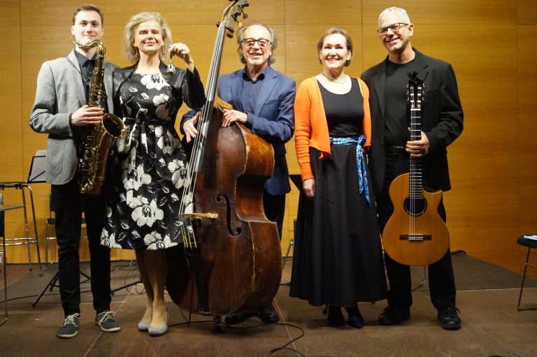 Das Jazzensemble Rosario Bonaccorso brachte das Publikum in Weihnachtsstimmung. Mit Renate Bauer und Sängerin Birgit Plankel. <span class="copyright">YAS/10</span>