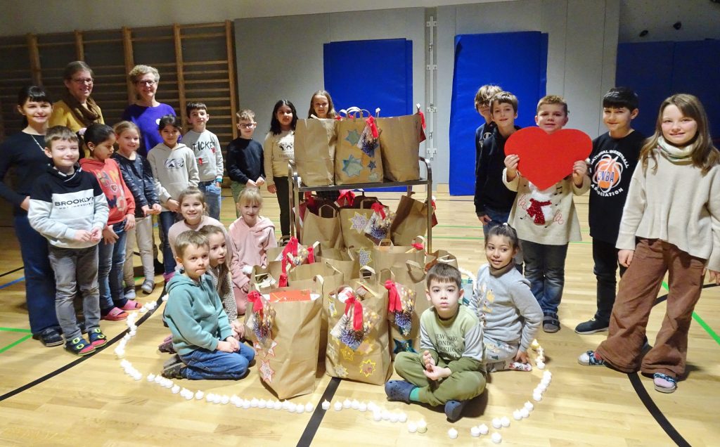 Diese Volksschüler füllten einen &#8220;umgekehrten Adventskalender&#8221;