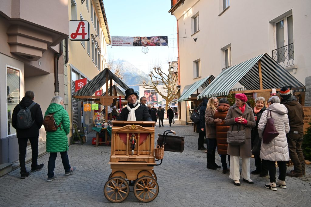 Bludenzer Wintermarkt unter blauem Himmel