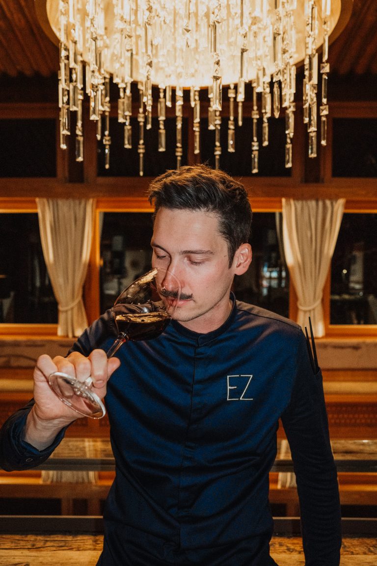 Zu den Gerichten gibt es passenden Wein. <span class="copyright">Robin Mayer</span>
