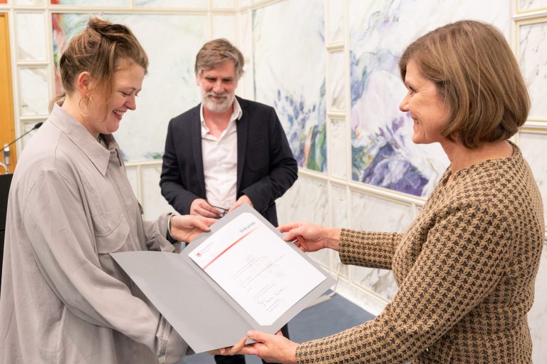 Die interdisziplinäre Künstlerin Sara Lisa Bals (l.). <span class="copyright">VLK Serra</span>