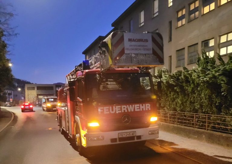 Auch die Feuerwehr wurde als Unterstützung zum Anhaltezentrum in der Carinagasse gerufen. <span class="copyright">Feuerwehr Feldkirch Stadt (2)</span>