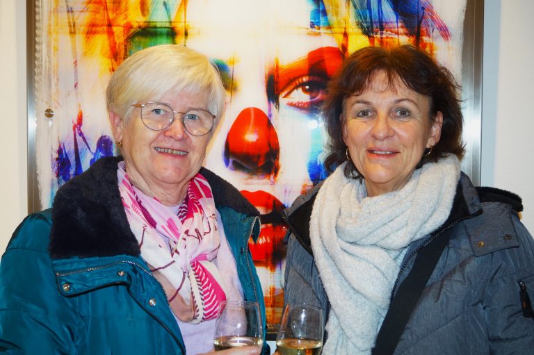 Erna Spettel und Barbara Hekh gefielen die bunten Bilder von Fux.
