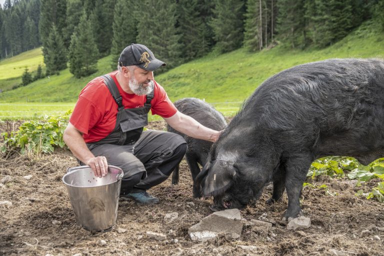 Die Walserstuba von Jeremias Riezler darf die rote Slow-Food-Schnecke tragen.