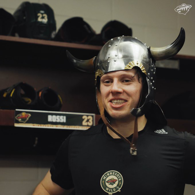 In der Kabine wurde Rossi der Wikinger-Helm für seine herausragende Leistung verliehen. <span class="copyright">MR</span>