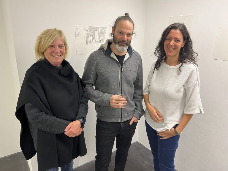 Galeristin Andrea Romagna-Miessgang, Künstler Peter Wehinger und Vernissagerednerin Katharina Wehinger bei der Ausstellungseröffnung. Franc