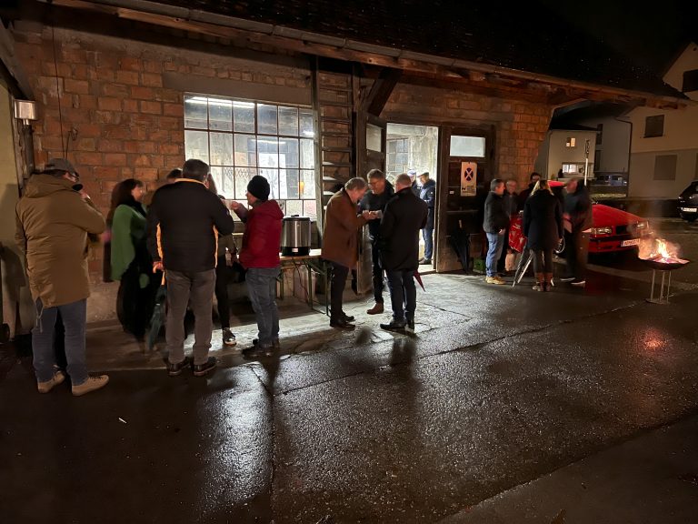 Gemütlicher Umtrunk bei der alten Schmiede.