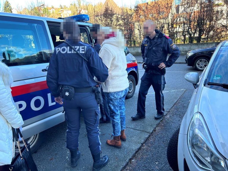 Die Frau wird nach der Verhandlung zum Einsatzfahrzeug begleitet.