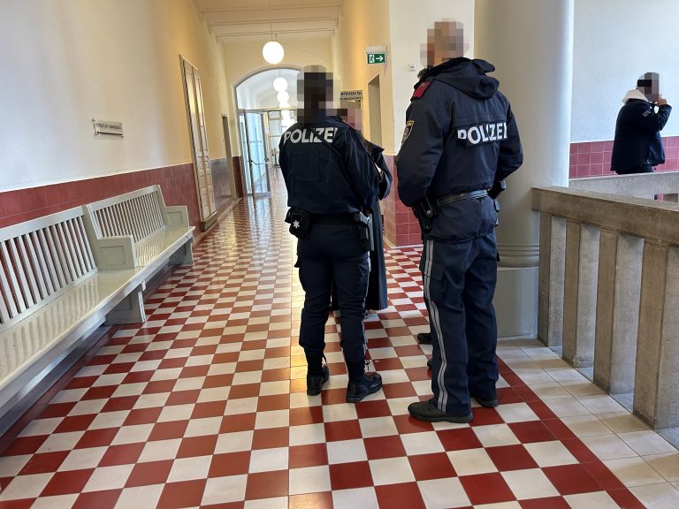 Beamte der Feldkircher Polizeiinspektion finden sich bereits während der Verhandlung vor dem Gerichtssaal ein.