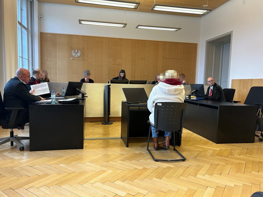 Horror-Stiefmutter im Gerichtssaal verhaftet