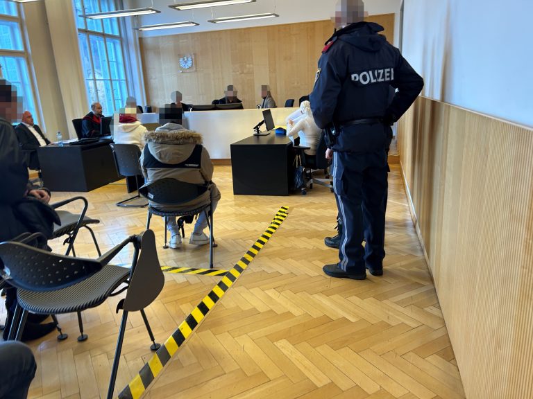 Die Polizei wird zur Verhaftung in den Verhandlungssaal gerufen.