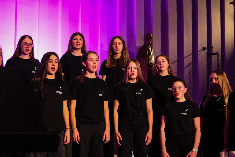Harmonie im Scheinwerferlicht: Die Sängerinnen des Instituts St. Josef bezauberten mit einer kraftvollen Darbietung aus traditionellen und modernen Adventliedern.