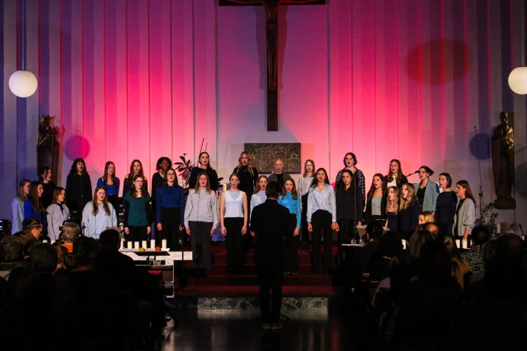 Junge Talente: Schülerinnen und Schüler am Institut St. Josef präsentieren ihre musikalischen Beiträge, von Volksliedern bis zu mitreißenden Spirituals. <span class="copyright">Joerg Voss / Institut St. Josef (7)</span>