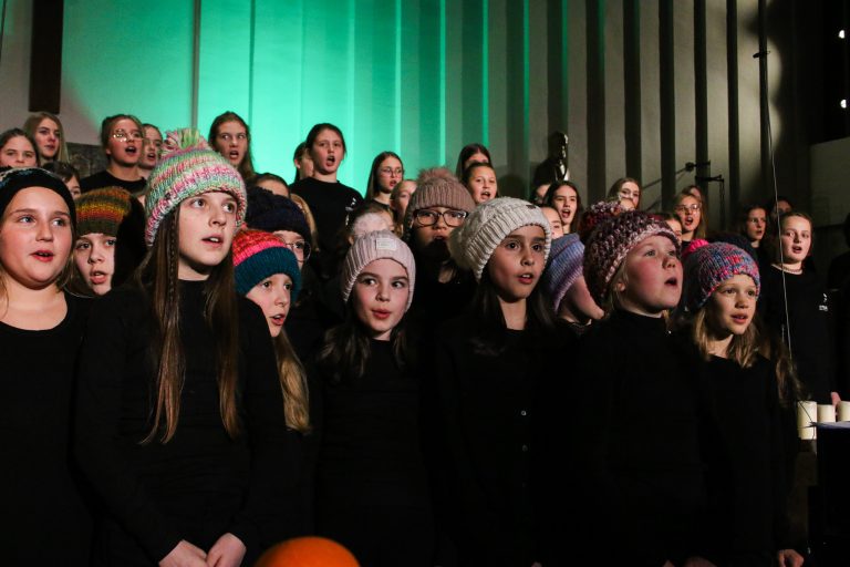 Auch die Jüngsten sangen kräftig mit und tauchten in die weihnachtlichen Geschichten ein.