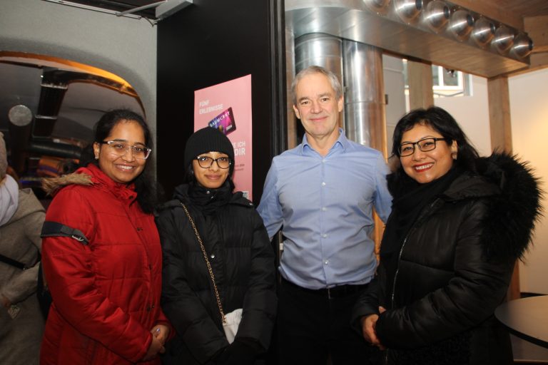 Rujuta und Aakriti mit Bernhard Klas und Nirmala Niederdorfer.