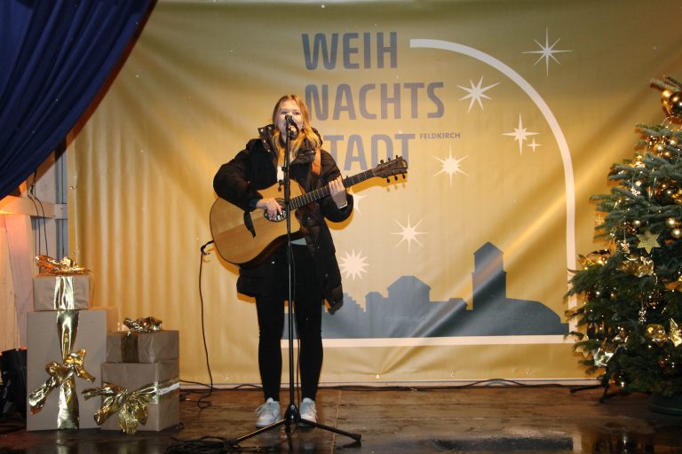 Lea Schneider sang besinnliche englische Weihnachtslieder.
